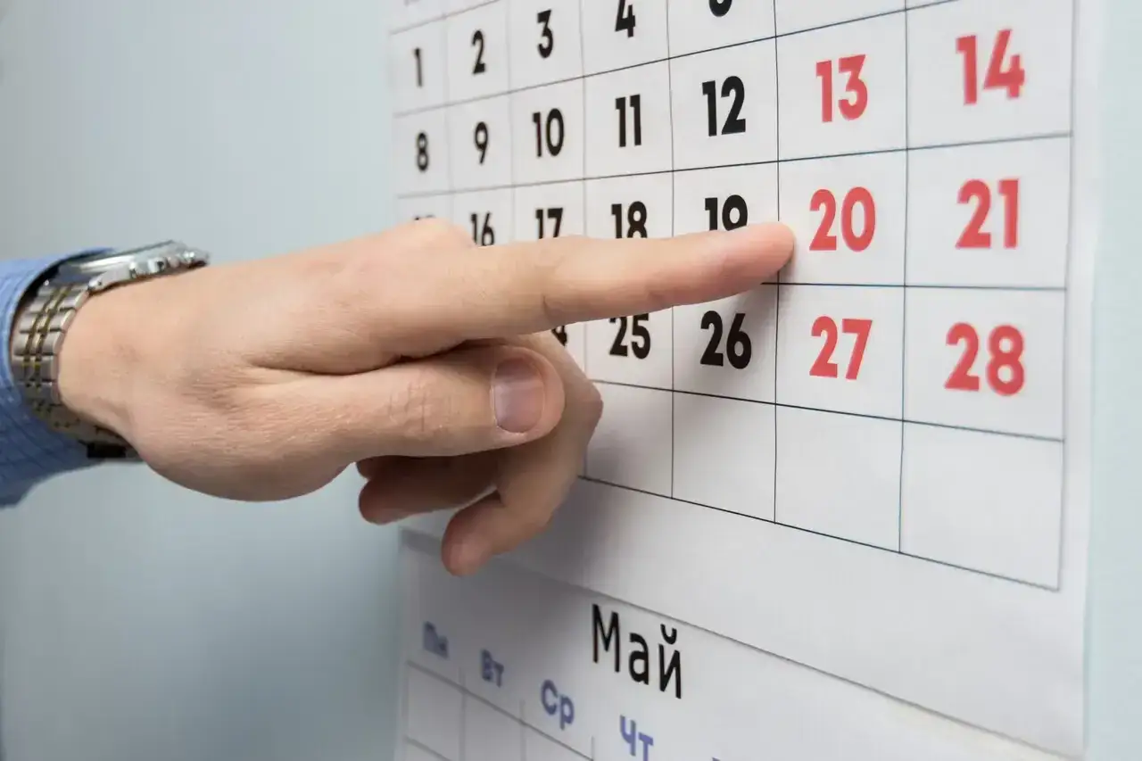 Palec wskazuje datę 20 na kalendarzu. Kiedy liczy się 1-miesięczny okres wypowiedzenia?