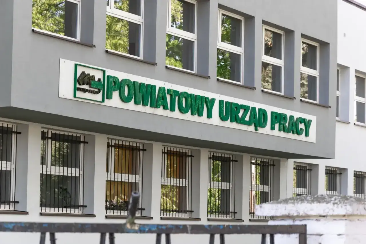 Powiatowy Urząd Pracy, miejsce, gdzie można uzyskać wsparcie, w tym stały zasiłek dla bezrobotnych po 50 roku życia.