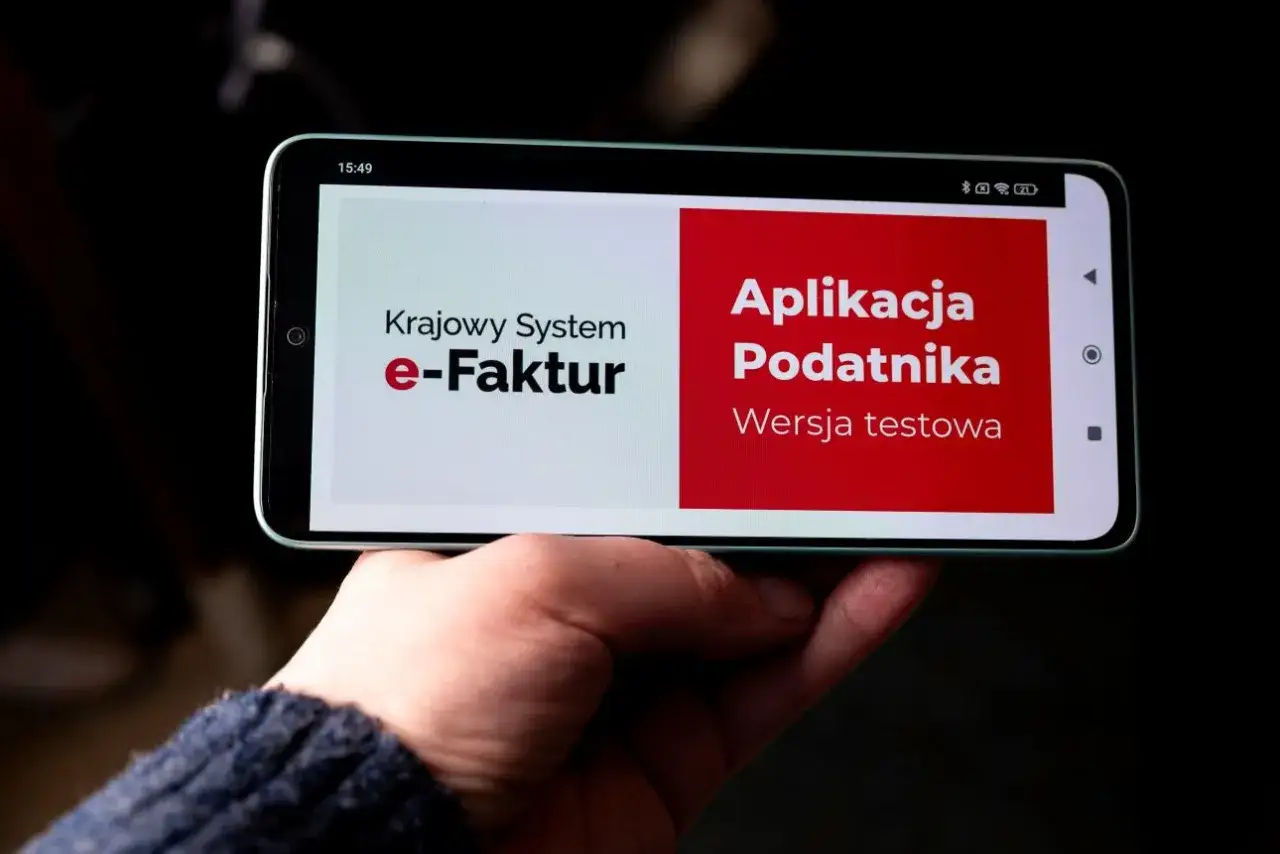 Telefon wyświetla ekran aplikacji 