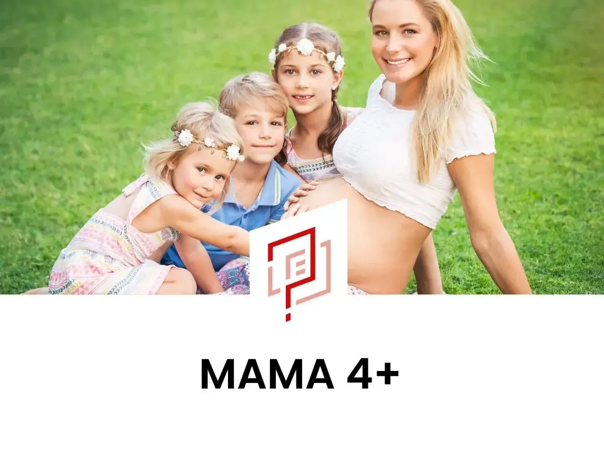 Szczęśliwa, ciężarna mama z trójką dzieci na trawie. Myśląc o przyszłości, marzy o emeryturze za 4 dzieci.