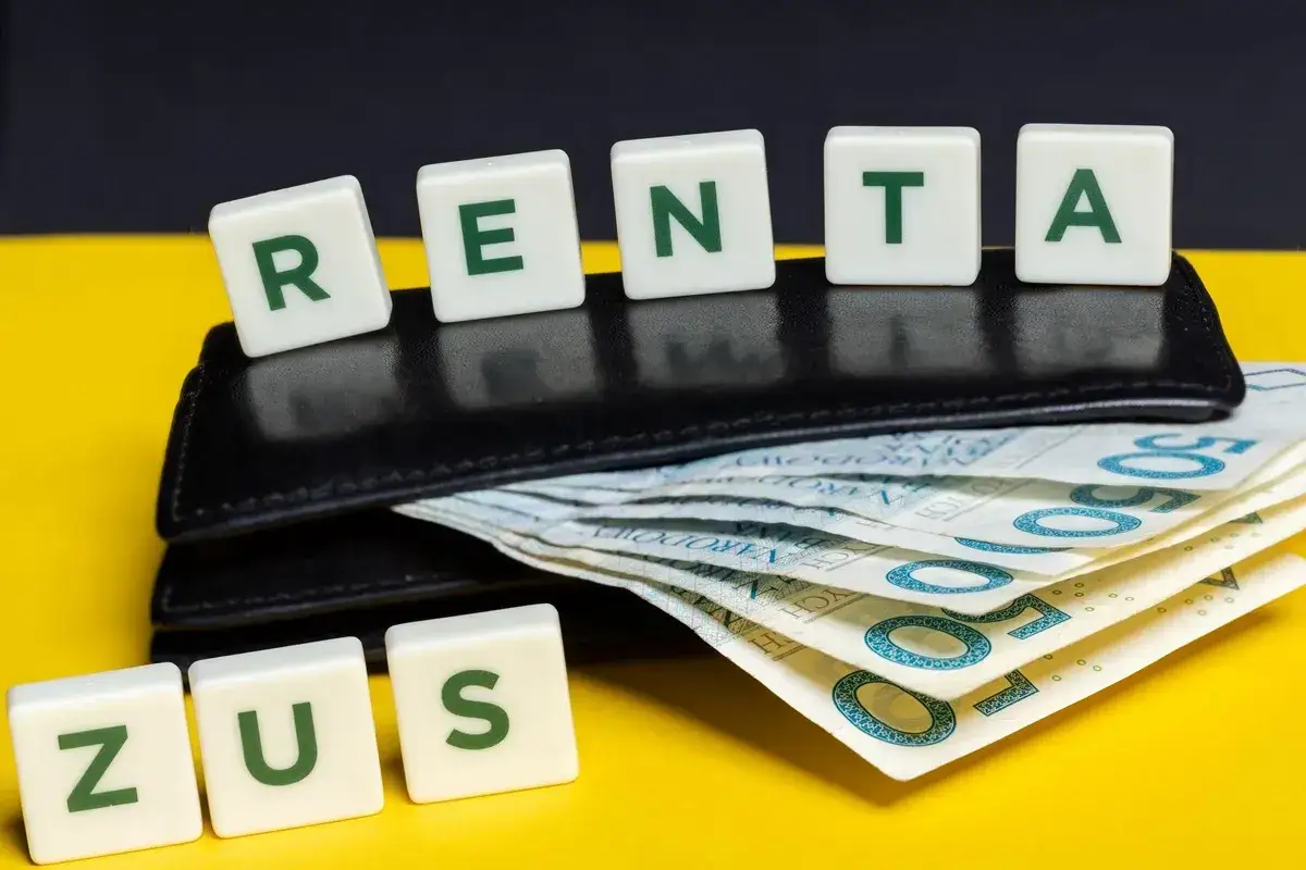 ZUS i renta – kluczowe słowa dla każdej spółki partnerskiej. Portfel z pieniędzmi symbolizuje finanse.