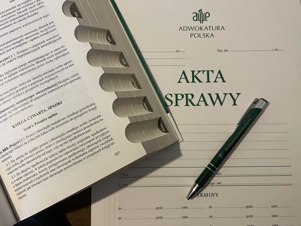 Akta sprawy prawniczej, gdzie widoczna jest księga o przyjęcie spadku z dobrodziejstwem inwentarza.