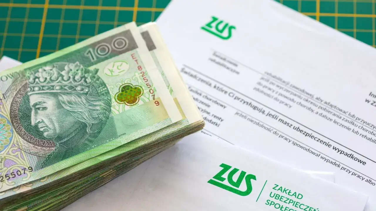 Stos banknotów 100 zł leży obok dokumentów ZUS. Szybka pożyczka bez sprawdzania zdolności kredytowej może być rozwiązaniem w nagłej potrzebie.