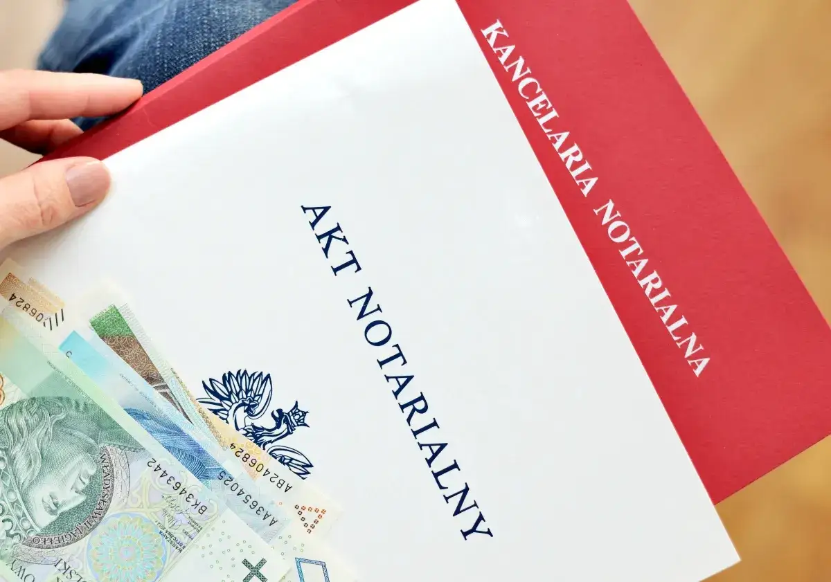 Akt notarialny i polskie banknoty. Zastanawiasz się, ile kosztuje testament u notariusza?