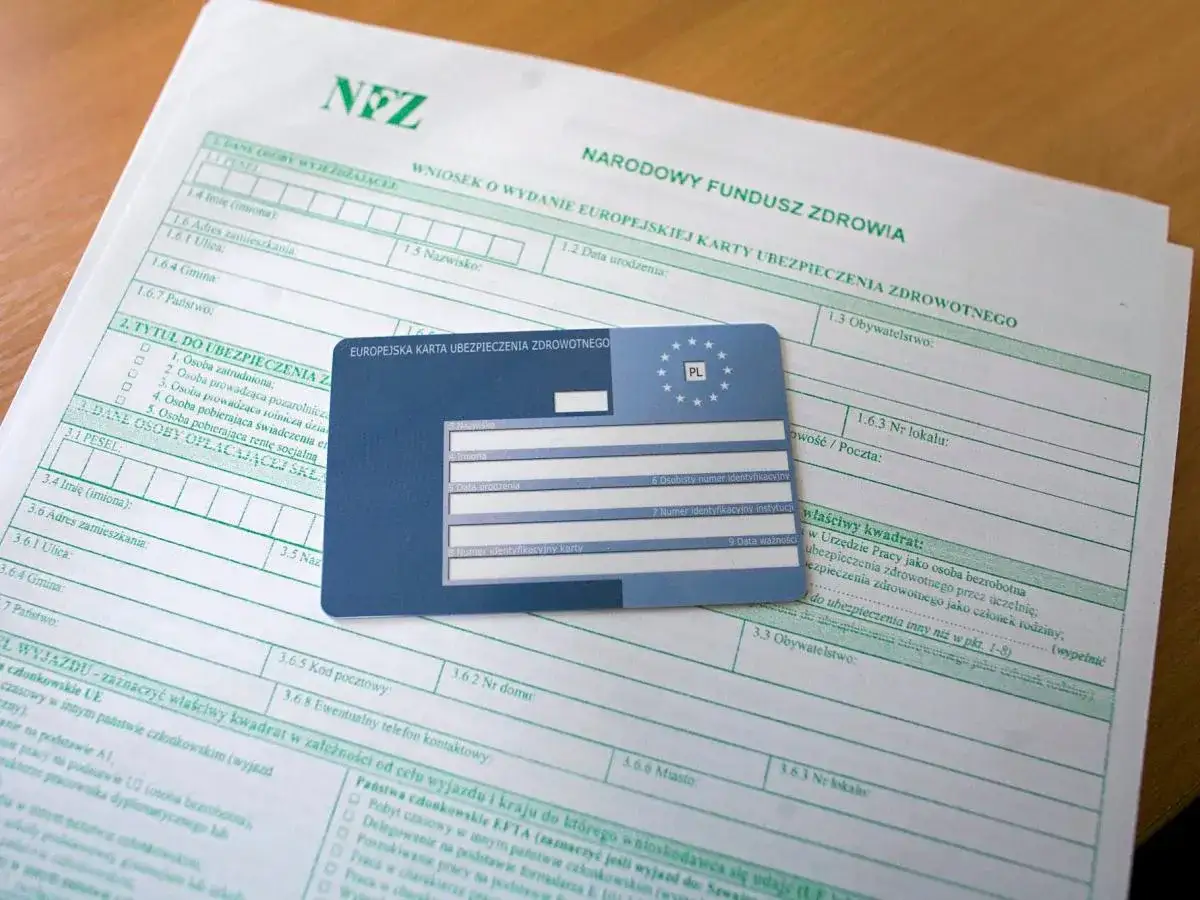 Wniosek o wydanie Europejskiej Karty Ubezpieczenia Zdrowotnego (EKUZ) i sama karta. Dokumenty związane z ubezpieczeniem zdrowotnym.