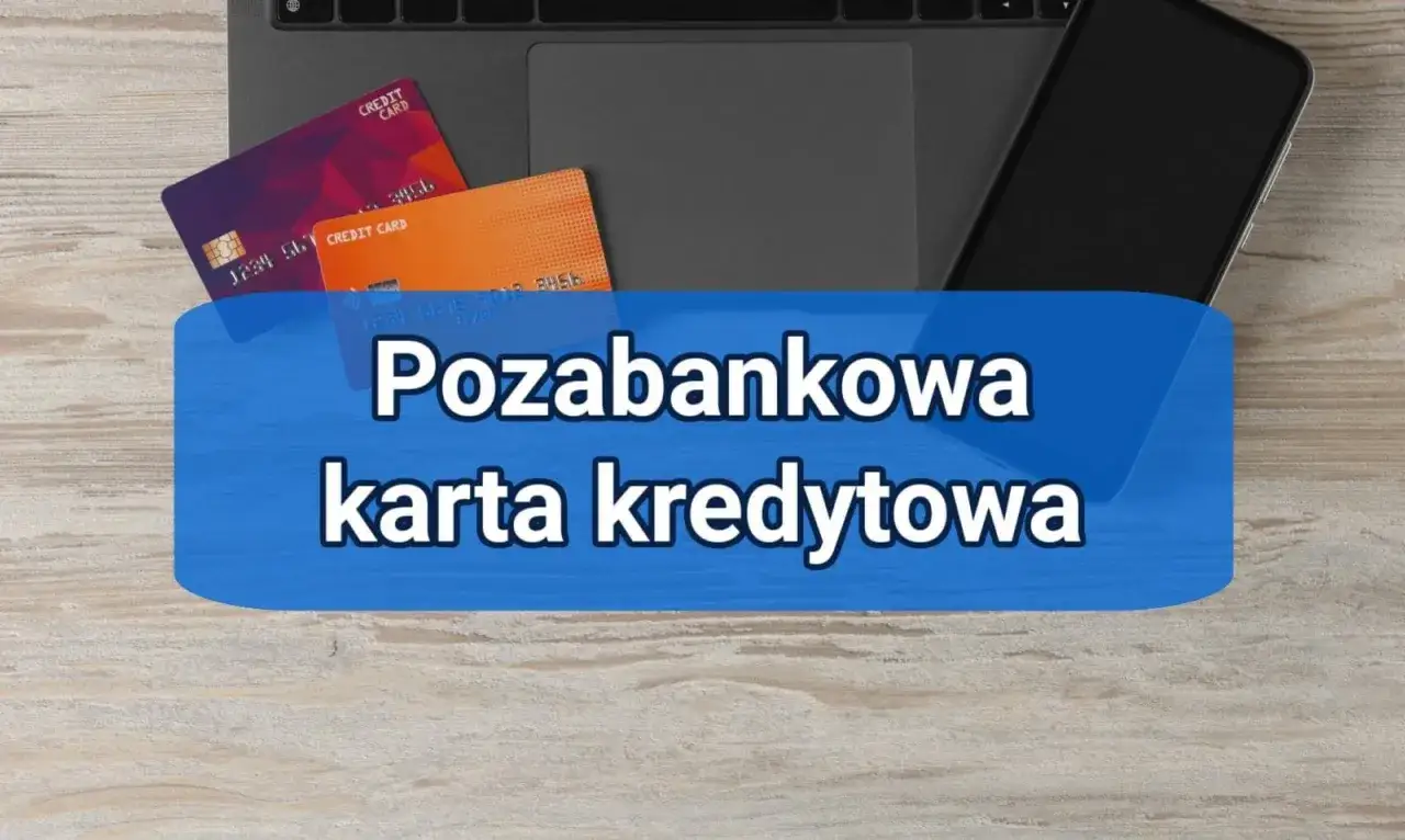 Karta kredytowa bez BIK? Pozabankowa karta kredytowa to rozwiązanie dla Ciebie. Dwie karty kredytowe leżą na laptopie obok telefonu.