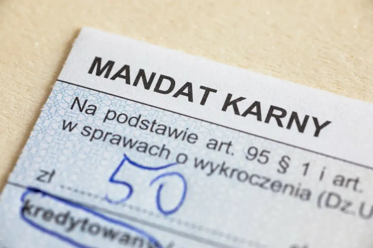 Mandat karny z kwotą 50 zł. Dokument zawiera informację o podstawie prawnej i jest gotowy do wypełnienia, co ułatwia identyfikację zobowiązania.