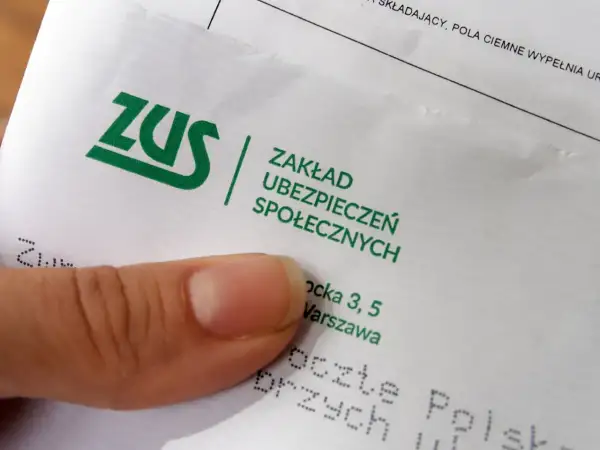 Palec wskazujący na dokumencie ZUS. Może to być formularz zgłoszeniowy po wypadku przy pracy.