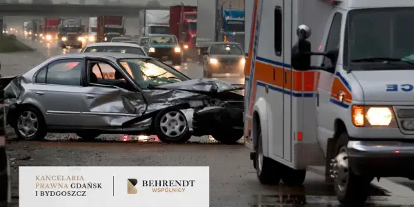 Wypadek w drodze do pracy. Zmiażdżony srebrny samochód i karetka na mokrej drodze.
