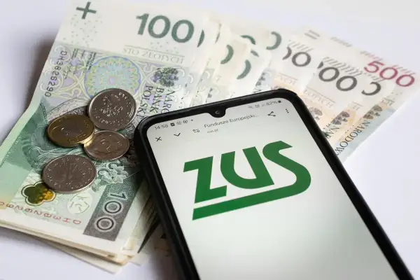 Pieniądze i telefon z logo ZUS. To może być pomoc w uzyskaniu renty chorobowej.