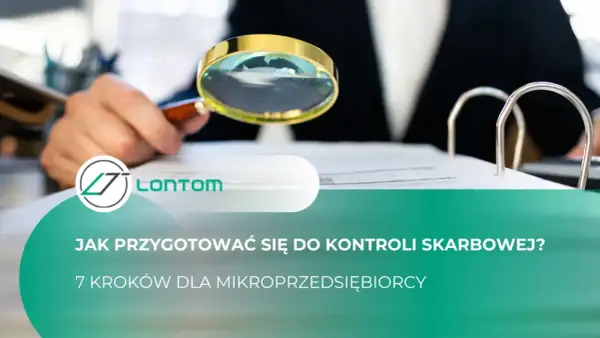 Ręka z lupą bada dokumenty. Poradnik "Jak przygotować się do kontroli skarbowej?" dla mikroprzedsiębiorców.