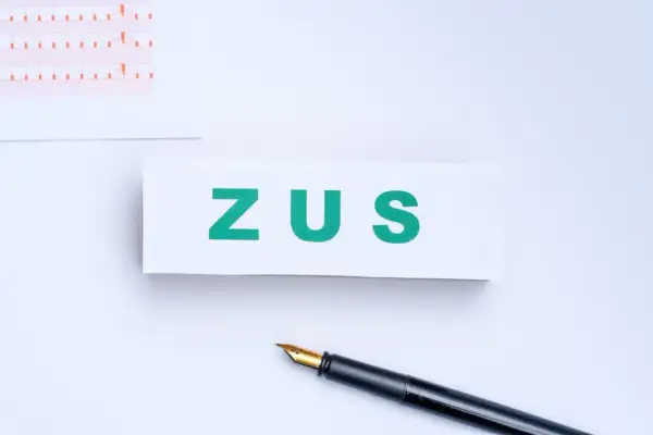 ZUS. Długopis i formularze czekają na wypełnienie, być może związane z kodem choroby a.