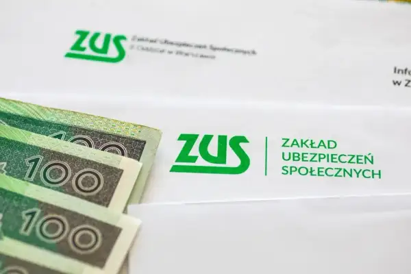 Pieniądze i dokumenty ZUS. Czerwiec to czas wypłat, a emerytury czerwcowe właśnie trafiają do seniorów.
