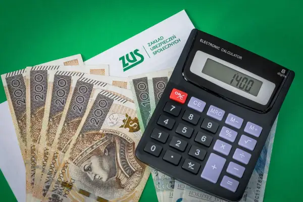 ZUS, banknoty 200 zł i kalkulator z wynikiem 1400. To podstawa wymiaru składki na ubezpieczenie emerytalno-rentowe.