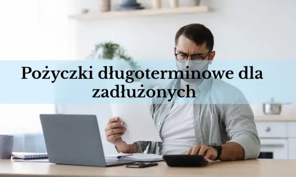 Mężczyzna z okularami analizuje dokumenty przy biurku z laptopem i kalkulatorem. Napis: "Pożyczki długoterminowe dla zadłużonych".