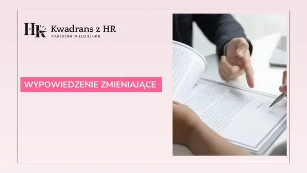 Dwie osoby analizują dokument, jeden wskazuje palcem na tekst. Na ekranie widnieje napis "WYPOWIEDZENIE ZMIENIAJĄCE".