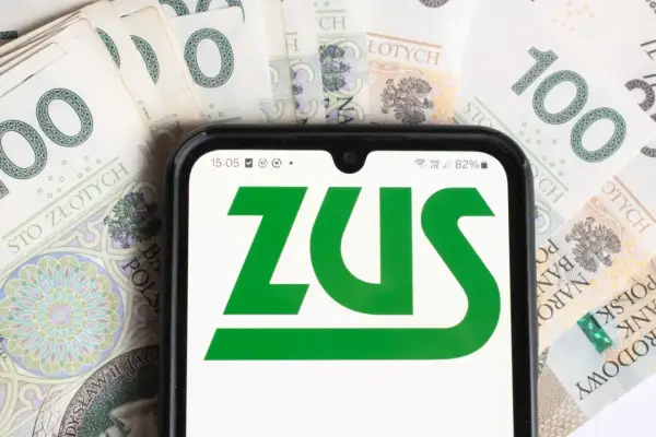 Telefon z logo ZUS na tle banknotów. Sprawdź, jak sprawdzić wysokość emerytury.