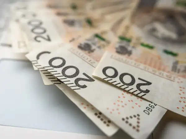 Zbliżenie na banknoty 200 zł.