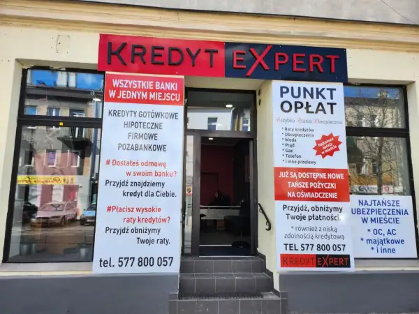 Elewacja biura "Kredyt Expert" z banerami informującymi o usługach finansowych.