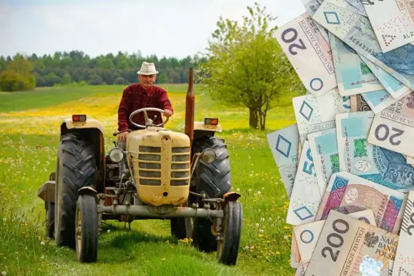 Rolnik na traktorze w polu, obok stos banknotów. Czy to przyszłość emerytury z KRUS i ZUS? Forum dyskusyjne.