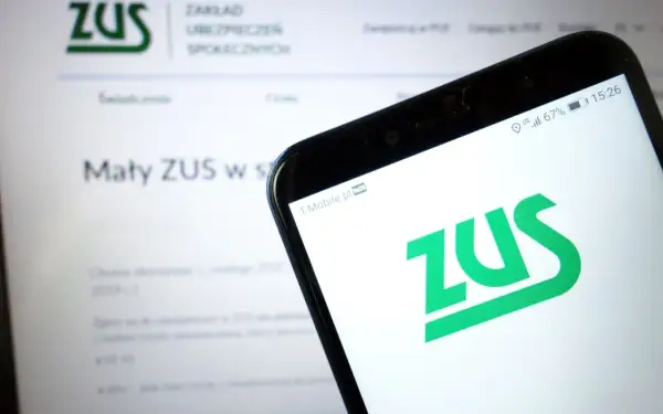 Na ekranie telefonu widnieje zielone logo ZUS. Obok, na monitorze, tekst "Mały ZUS w s".