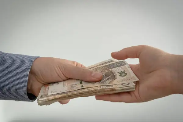 Przekazywanie pliku banknotów 200 zł. To może być przykład najczęściej przyznawanych chwilówek.
