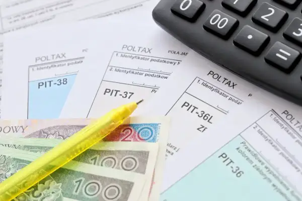 Złotówki, kalkulator i formularze PIT-37, PIT-38, PIT-36L, PIT-36 – wszystko gotowe do rozliczenia zap3.