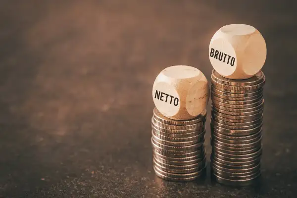 Dwie wieże monet, jedna z kostką "NETTO", druga z "BRUTTO". Czy średnia krajowa netto jest wystarczająca?