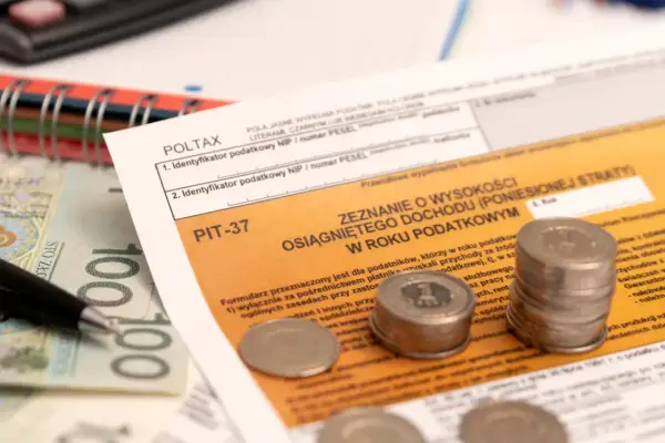 Formularz PIT-37, polskie banknoty i monety. Czy to początek drogi do raje podatkowe?