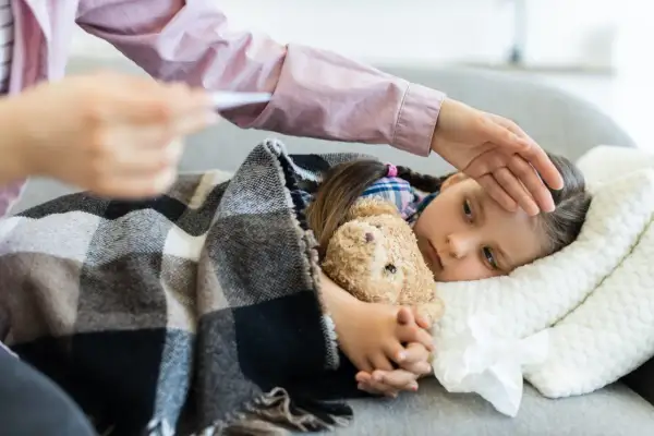 Chora dziewczynka z misiem, mama sprawdza temperaturę. Wniosek z15a.