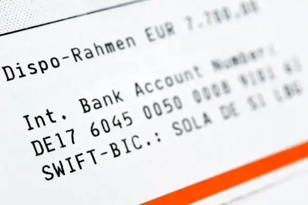 Fragment dokumentu bankowego z danymi konta i kodem SWIFT-BIC.