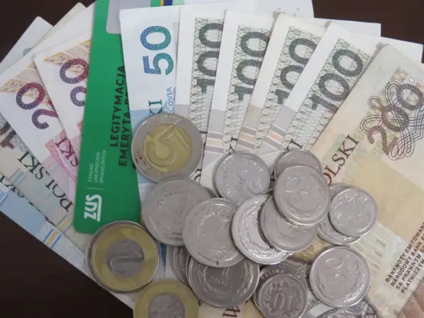Pieniądze i monety, zielona legitymacja ZUS. Nadzieja na trzynasta emerytura 2026.
