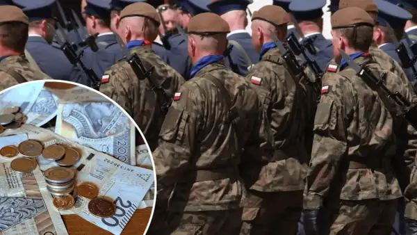 Żołnierze w mundurach i stos banknotów oraz monet. Zastanawiasz się, ile zarabia podporucznik?