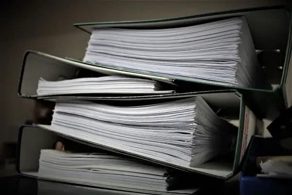 Stosy dokumentów w segregatorach. Potrzebujesz pomocy, jak napisać czynny żal do urzędu skarbowego?