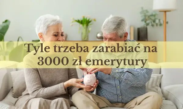 Uśmiechnięta para seniorów wkłada monetę do świnki-skarbonki. Ile trzeba zarabiać, żeby mieć 3000 emerytury?