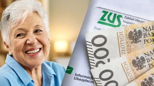 Uśmiechnięta starsza pani obok banknotów i dokumentów ZUS. Składka emerytalna zapewnia spokój na przyszłość.